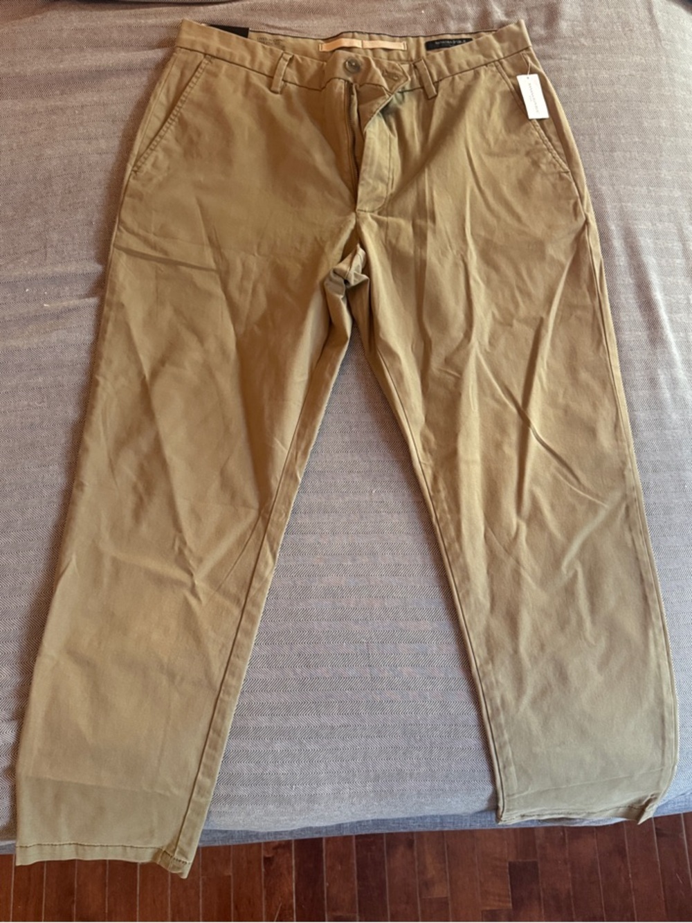 Banana Republic Men's Chino Pants in Khaki Tan
